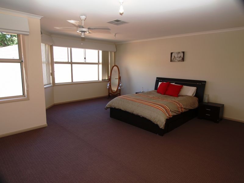 1 Riverbank Parade, Gulfview Heights SA 5096