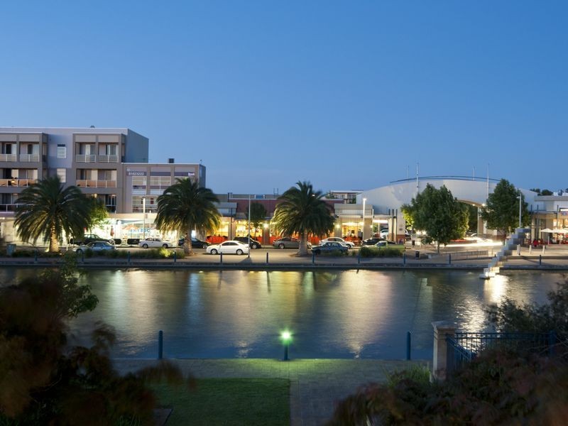 8 Lakeside Close, Mawson Lakes SA 5095