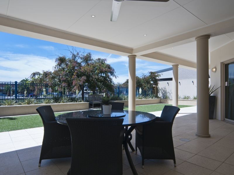 8 Lakeside Close, Mawson Lakes SA 5095