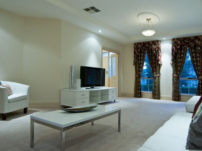 8 Lakeside Close, Mawson Lakes SA 5095