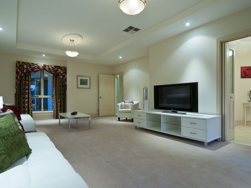 8 Lakeside Close, Mawson Lakes SA 5095