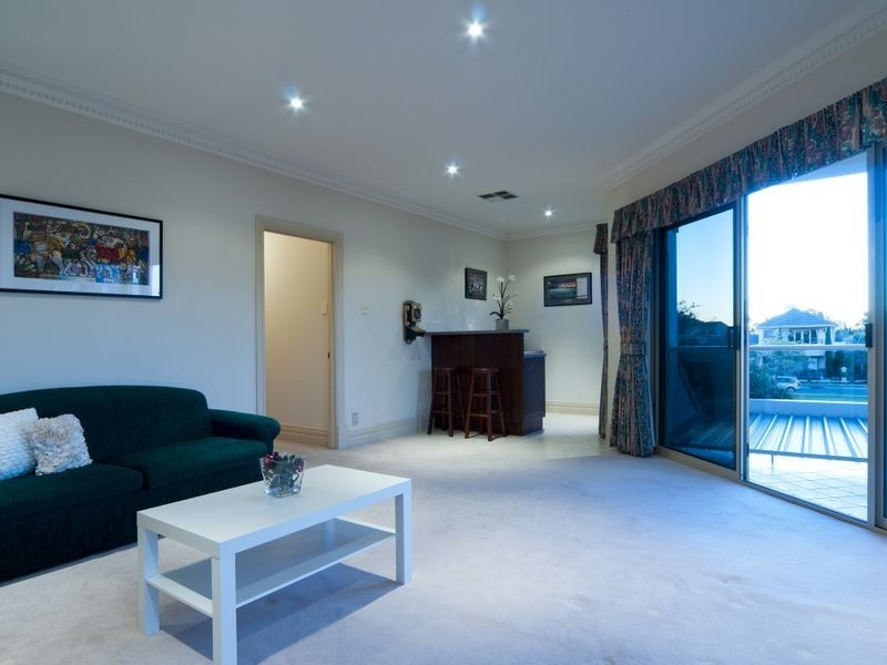 8 Lakeside Close, Mawson Lakes SA 5095