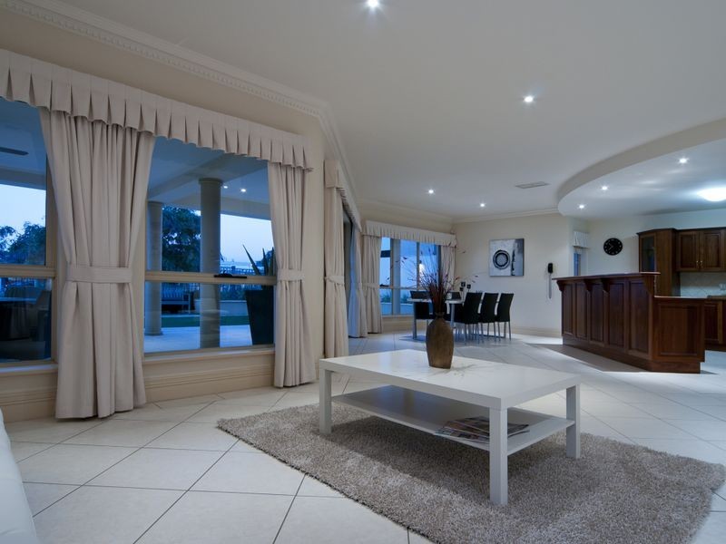 8 Lakeside Close, Mawson Lakes SA 5095