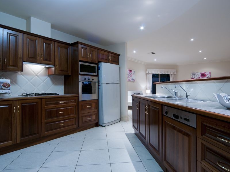 8 Lakeside Close, Mawson Lakes SA 5095