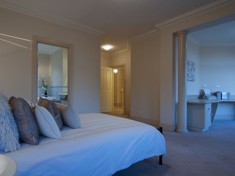 8 Lakeside Close, Mawson Lakes SA 5095