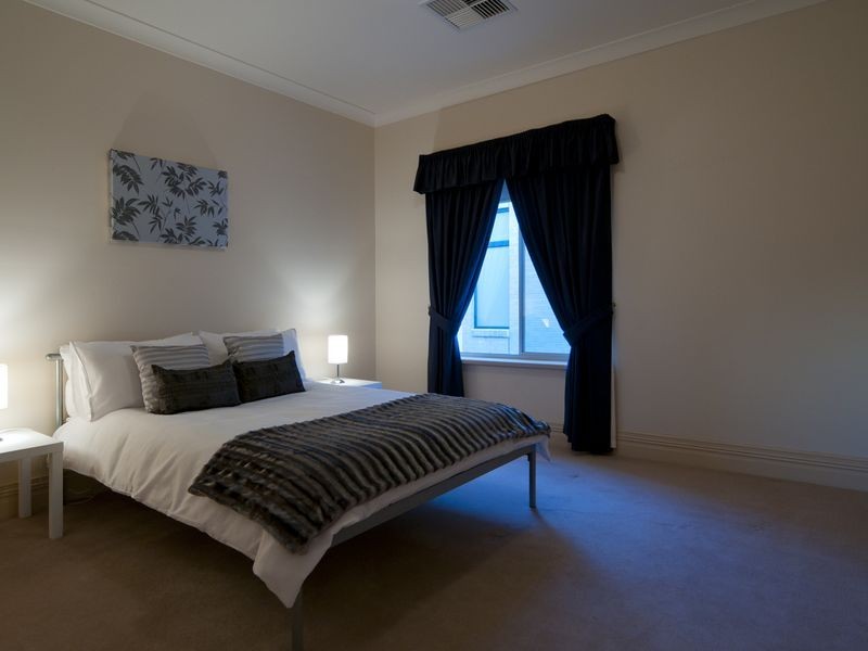 8 Lakeside Close, Mawson Lakes SA 5095