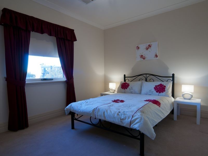 8 Lakeside Close, Mawson Lakes SA 5095