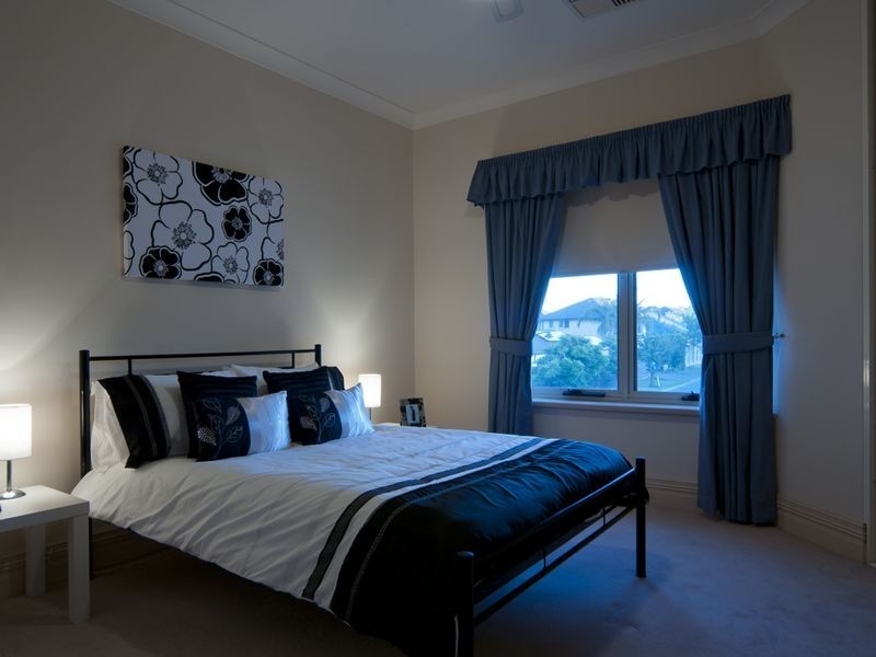 8 Lakeside Close, Mawson Lakes SA 5095