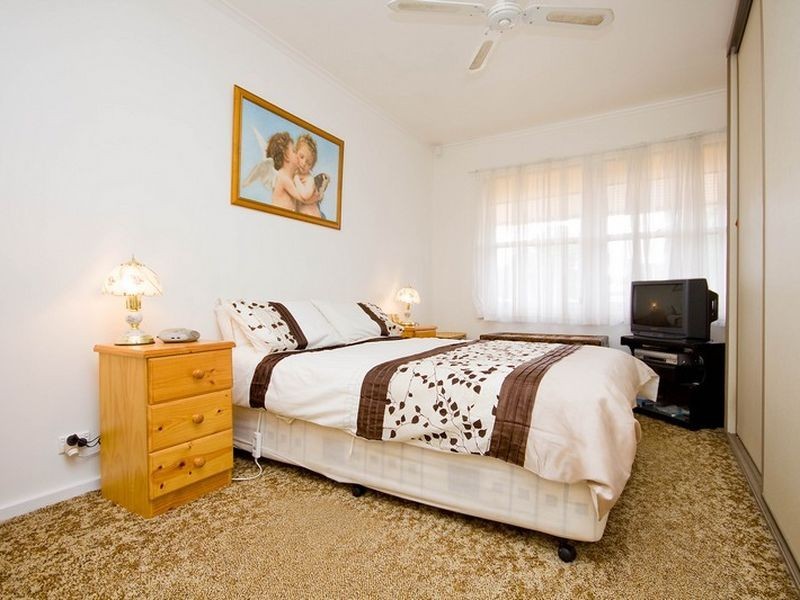 18 Longleat Road, Elizabeth Vale SA 5112