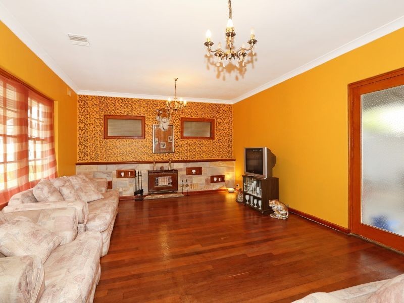 15 Phillips Avenue, Para Hills SA 5096