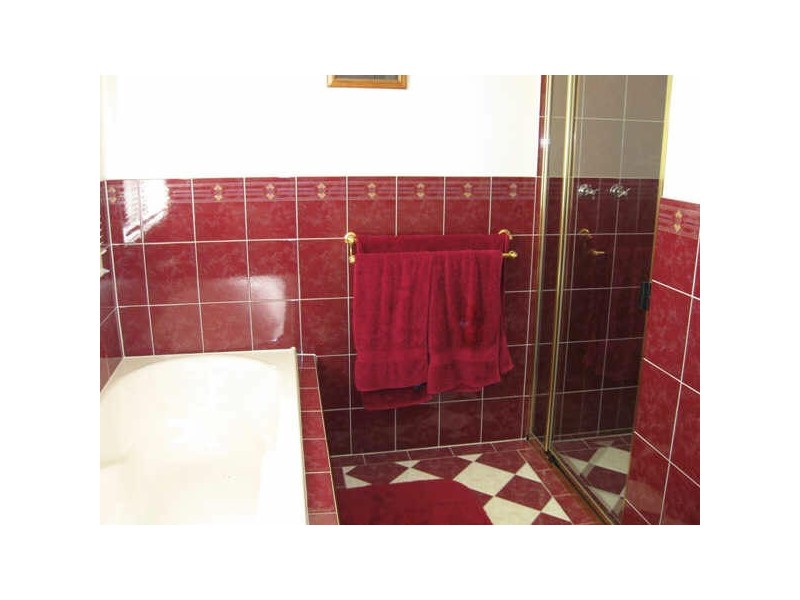 4 Kopoola Cres, Gilles Plains SA 5086