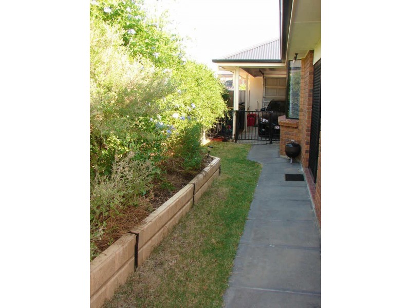 4 Kopoola Cres, Gilles Plains SA 5086