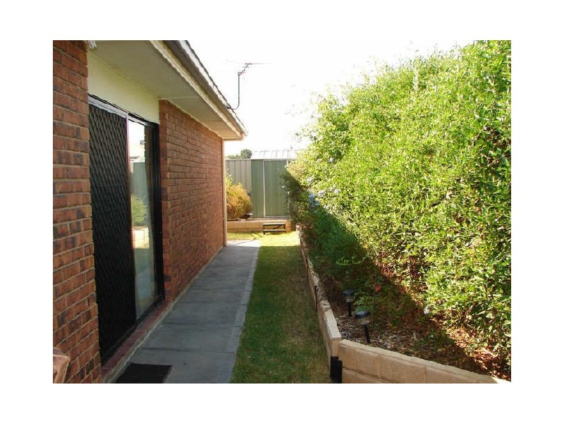 4 Kopoola Cres, Gilles Plains SA 5086