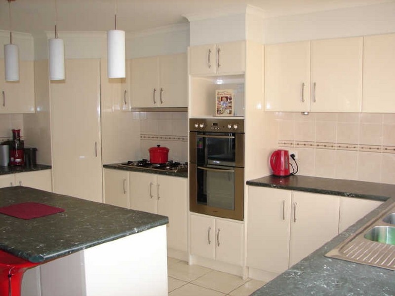 2 Kopoola Cres, Gilles Plains SA 5086