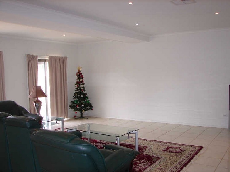 2 Kopoola Cres, Gilles Plains SA 5086
