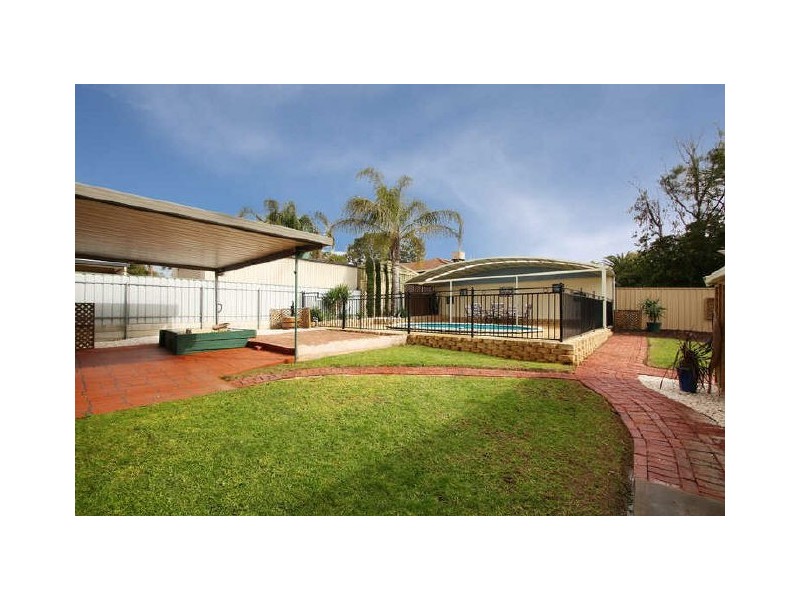 21 Geoffery Ave, Valley View SA 5093