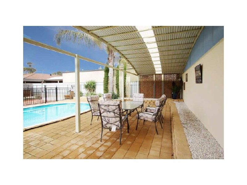 21 Geoffery Ave, Valley View SA 5093