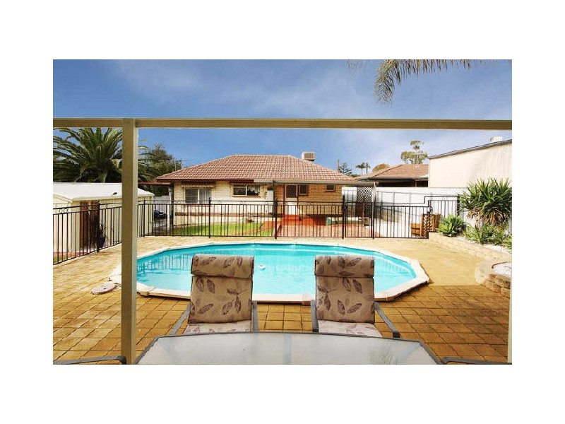 21 Geoffery Ave, Valley View SA 5093