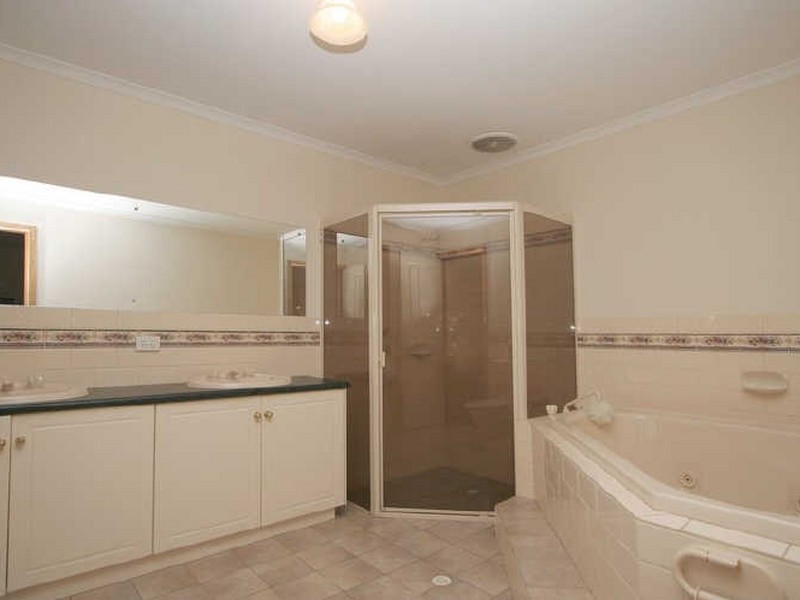 8 Marlborough Close, Hillbank SA 5112