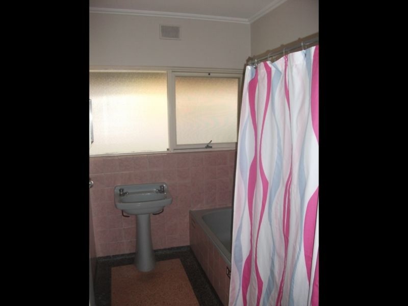 2 Suffolk Avenue, Fulham Gardens SA 5024