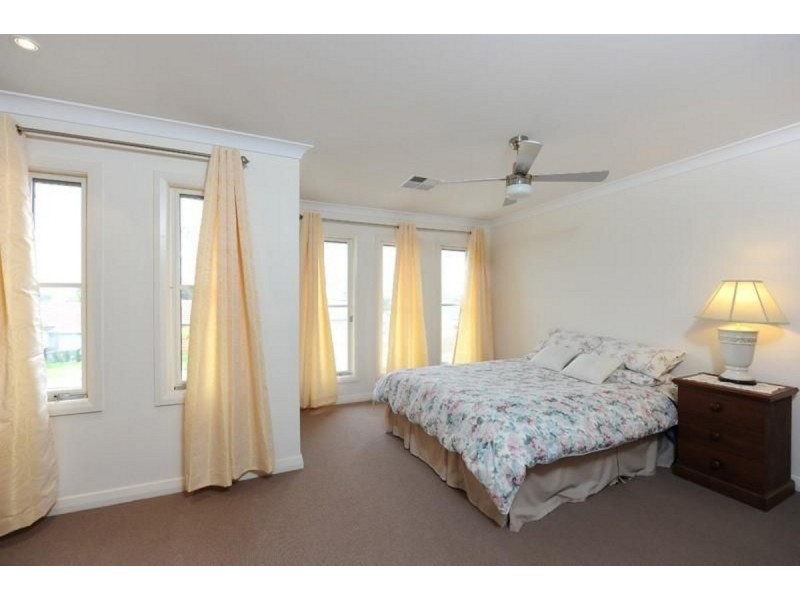 8 Hewitt Crescent, Woodville South SA 5011