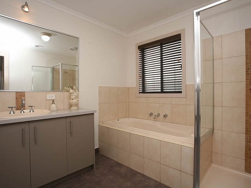 14 Tiara Drive, South Morang VIC 3752
