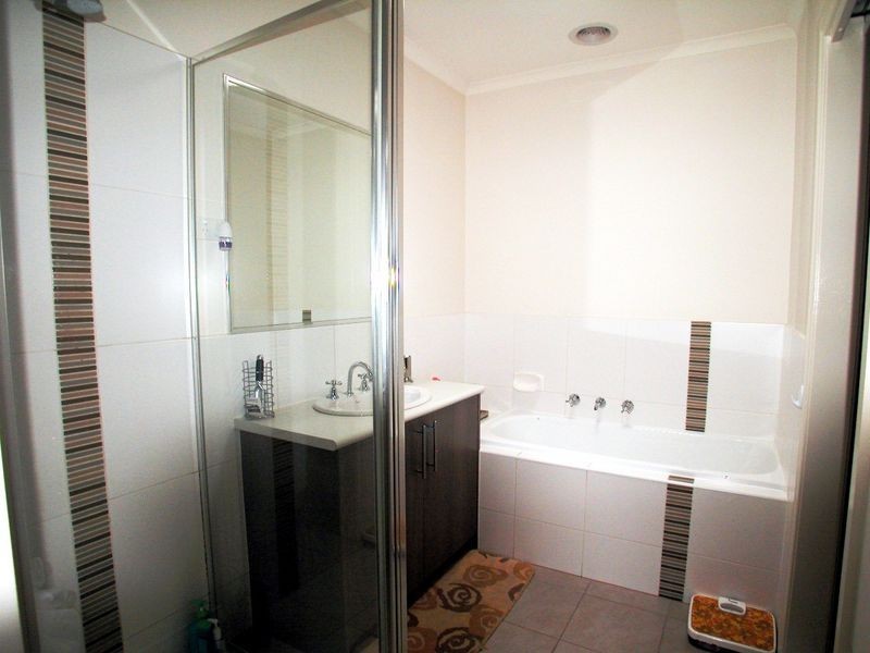 11 Doomben Drive, Mill Park VIC 3082