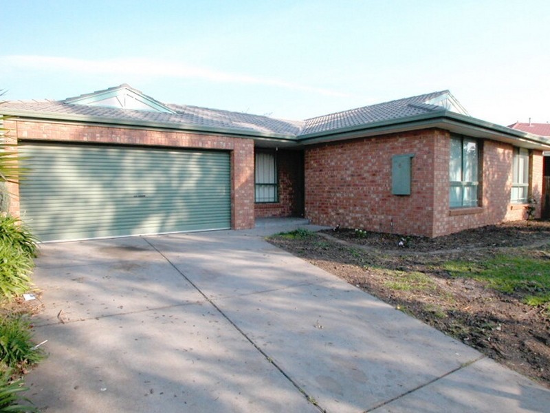 8 Eccles Close, Mill Park VIC 3082