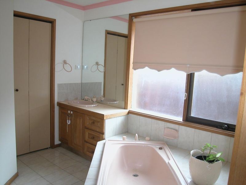 6 Royston Close, Mill Park VIC 3082