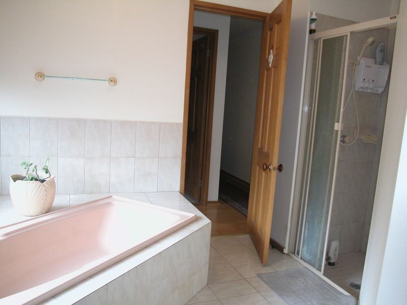 6 Royston Close, Mill Park VIC 3082