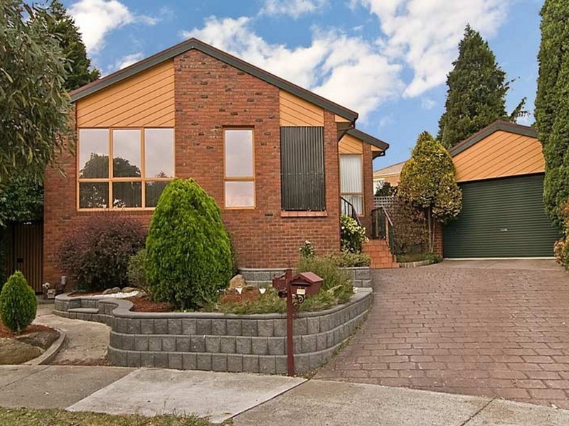 6 Tench Court, Mill Park VIC 3082