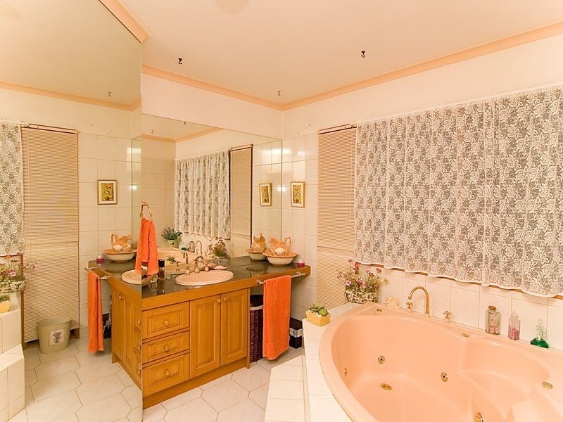 6 Tench Court, Mill Park VIC 3082