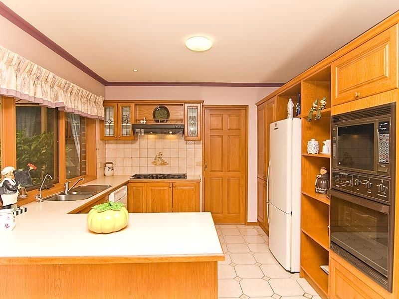 6 Tench Court, Mill Park VIC 3082