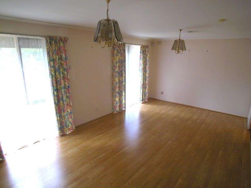 27 Cuthbert Drive, Mill Park VIC 3082