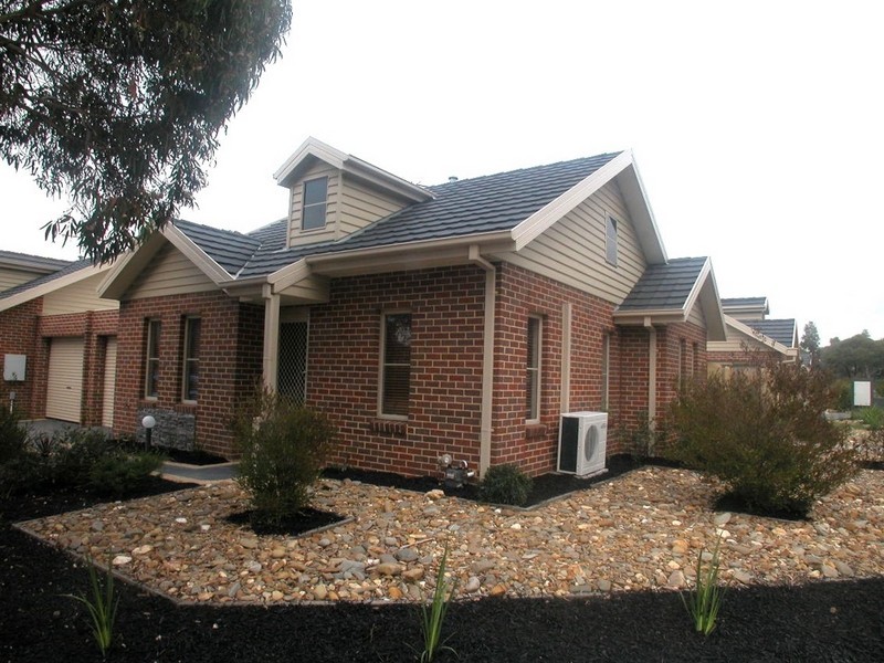 11 Doomben Drive, Mill Park VIC 3082