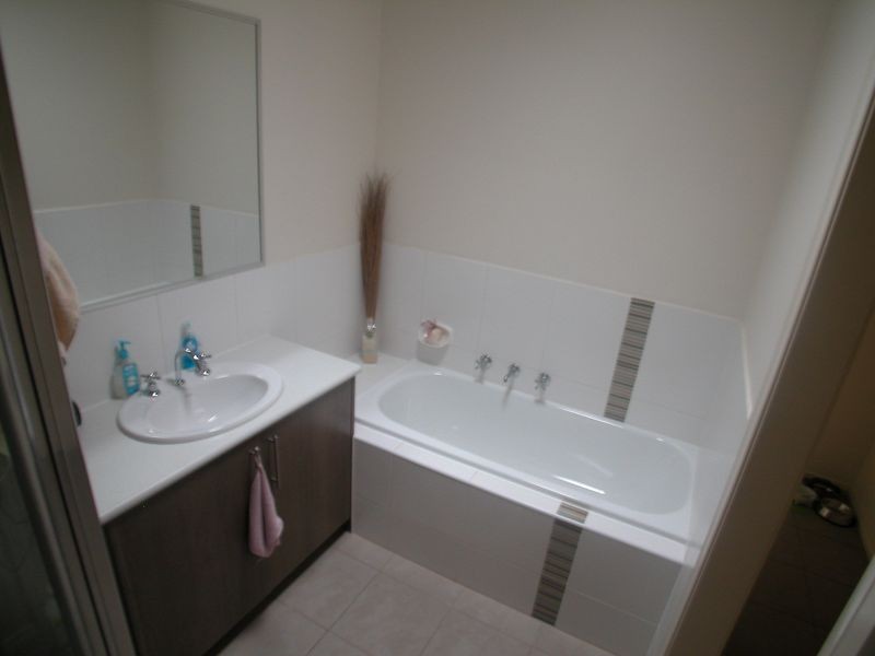 11 Doomben Drive, Mill Park VIC 3082