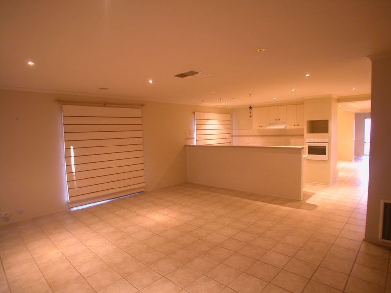 14 Dora Way, Mill Park VIC 3082