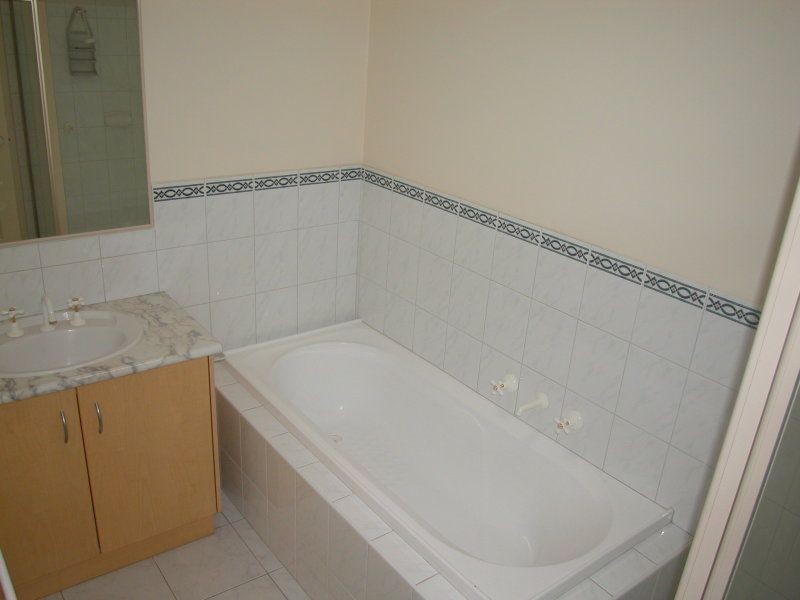 4/4 Rivergum Drive, Mill Park VIC 3082