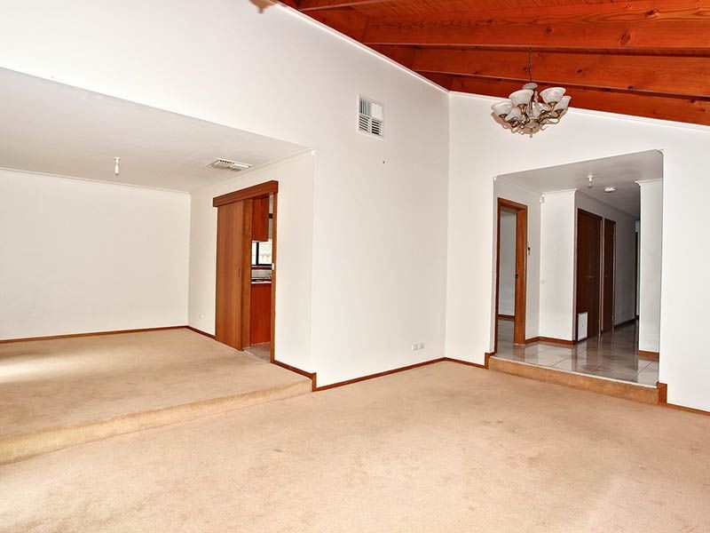 16 Prince of Wales Avenue, Mill Park VIC 3082