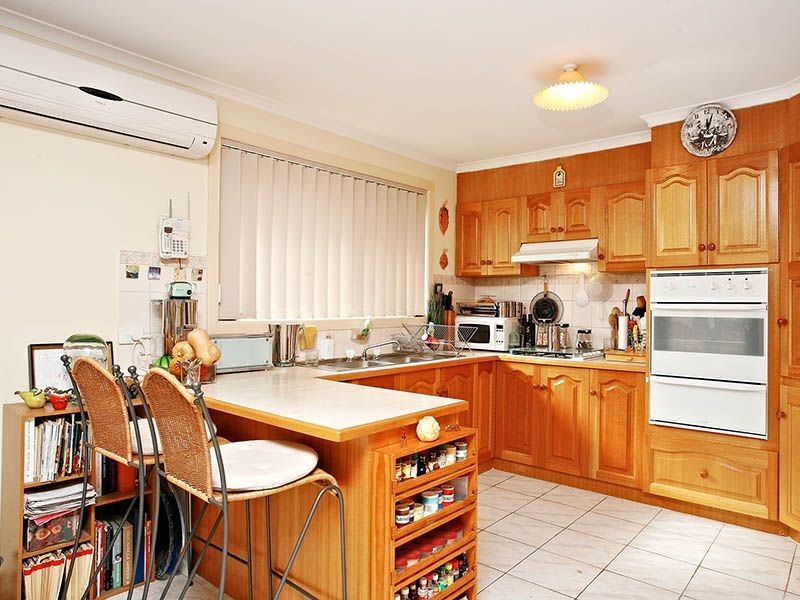 2/21 Bradley Drive, Mill Park VIC 3082