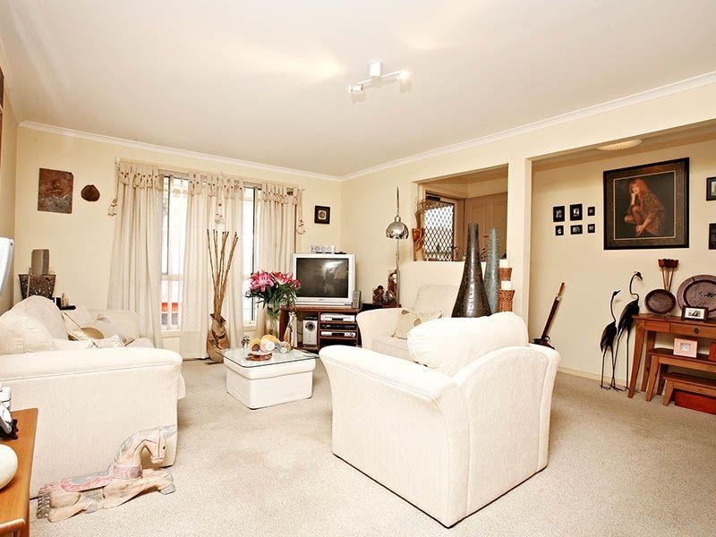 2/21 Bradley Drive, Mill Park VIC 3082