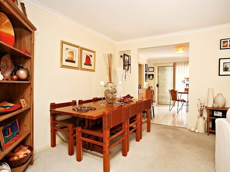 2/21 Bradley Drive, Mill Park VIC 3082