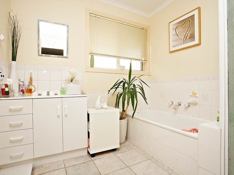 2/21 Bradley Drive, Mill Park VIC 3082