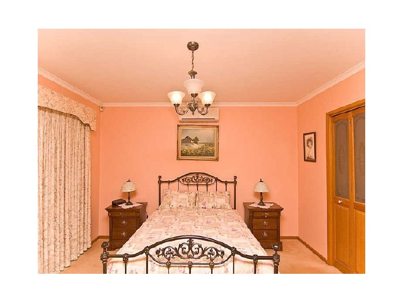 6 Tench Court, Mill Park VIC 3082