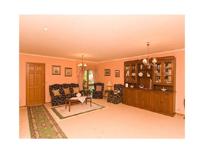 6 Tench Court, Mill Park VIC 3082