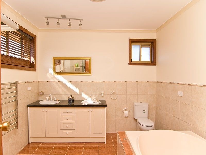 25 Glendalough Court, Watsonia VIC 3087