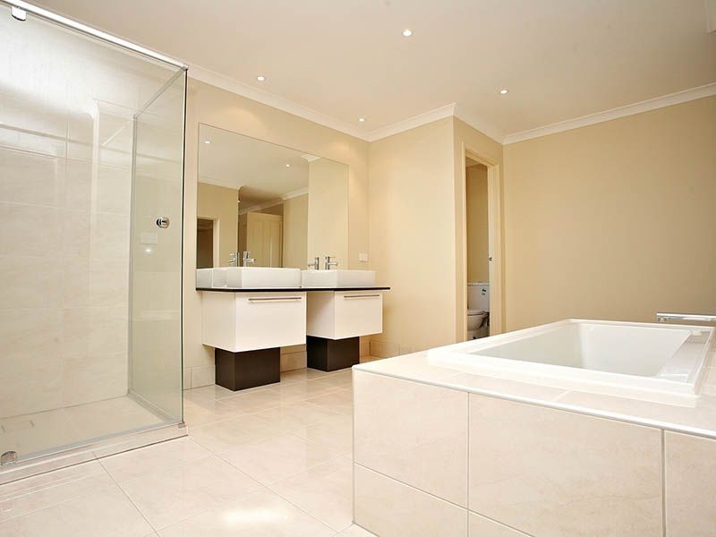 17 SARGOOD DRIVE, South Morang VIC 3752