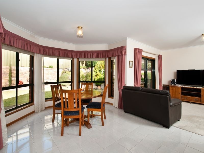 8 Dunalbyn Drive, Aberfoyle Park SA 5159