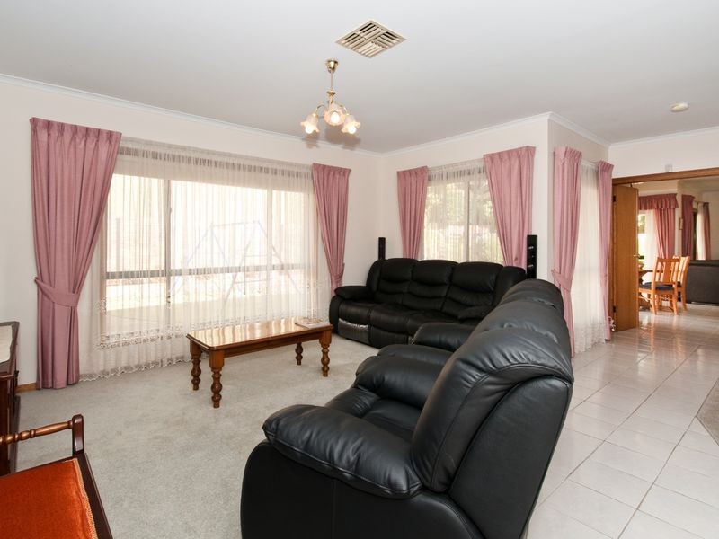 8 Dunalbyn Drive, Aberfoyle Park SA 5159