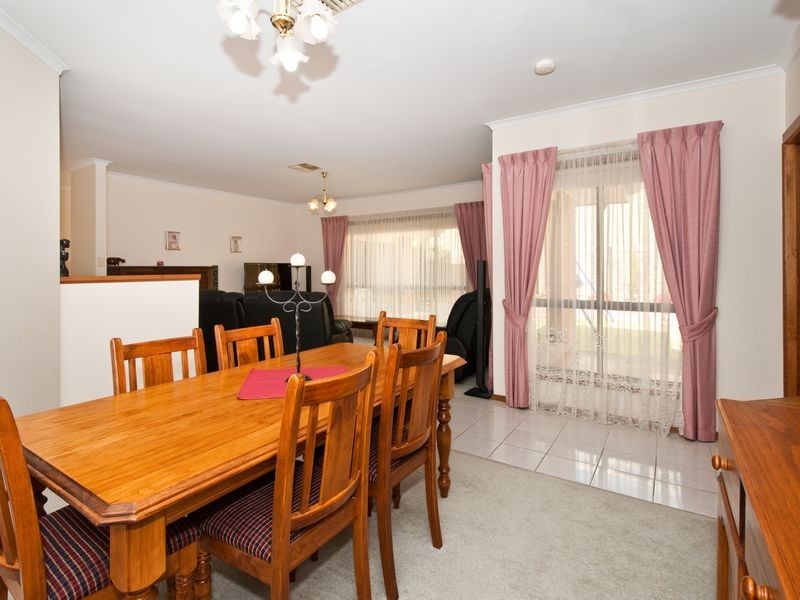 8 Dunalbyn Drive, Aberfoyle Park SA 5159